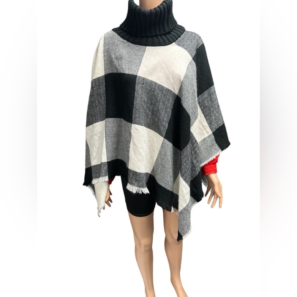 Tahari - NWOT - Plaid Poncho